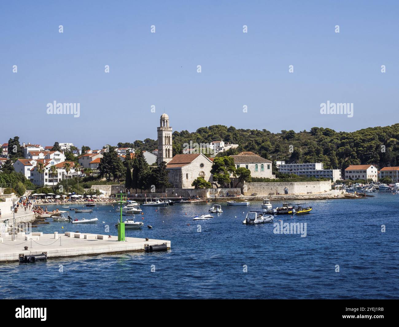 Franziskanerkloster und Kirche unserer Lieben Frau von Gnade, Boote im Hafen, Stadt Hvar, Insel Hvar, Dalmatien, Kroatien, Europa Stockfoto