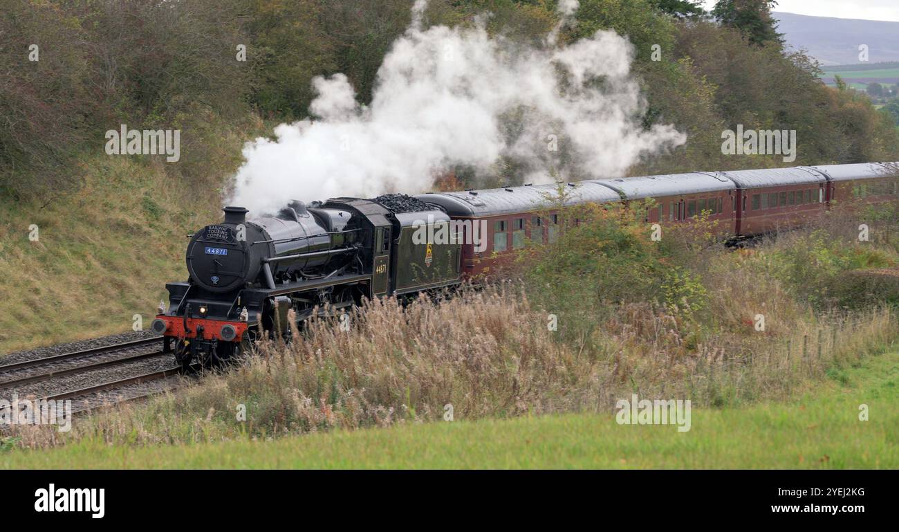 British Railways LMS Stanier Class Black 5 4-6-0 No.44871, Transport 'The Hadrian', Derby nach Carlisle, betrieben von der Railway Touring Company Stockfoto