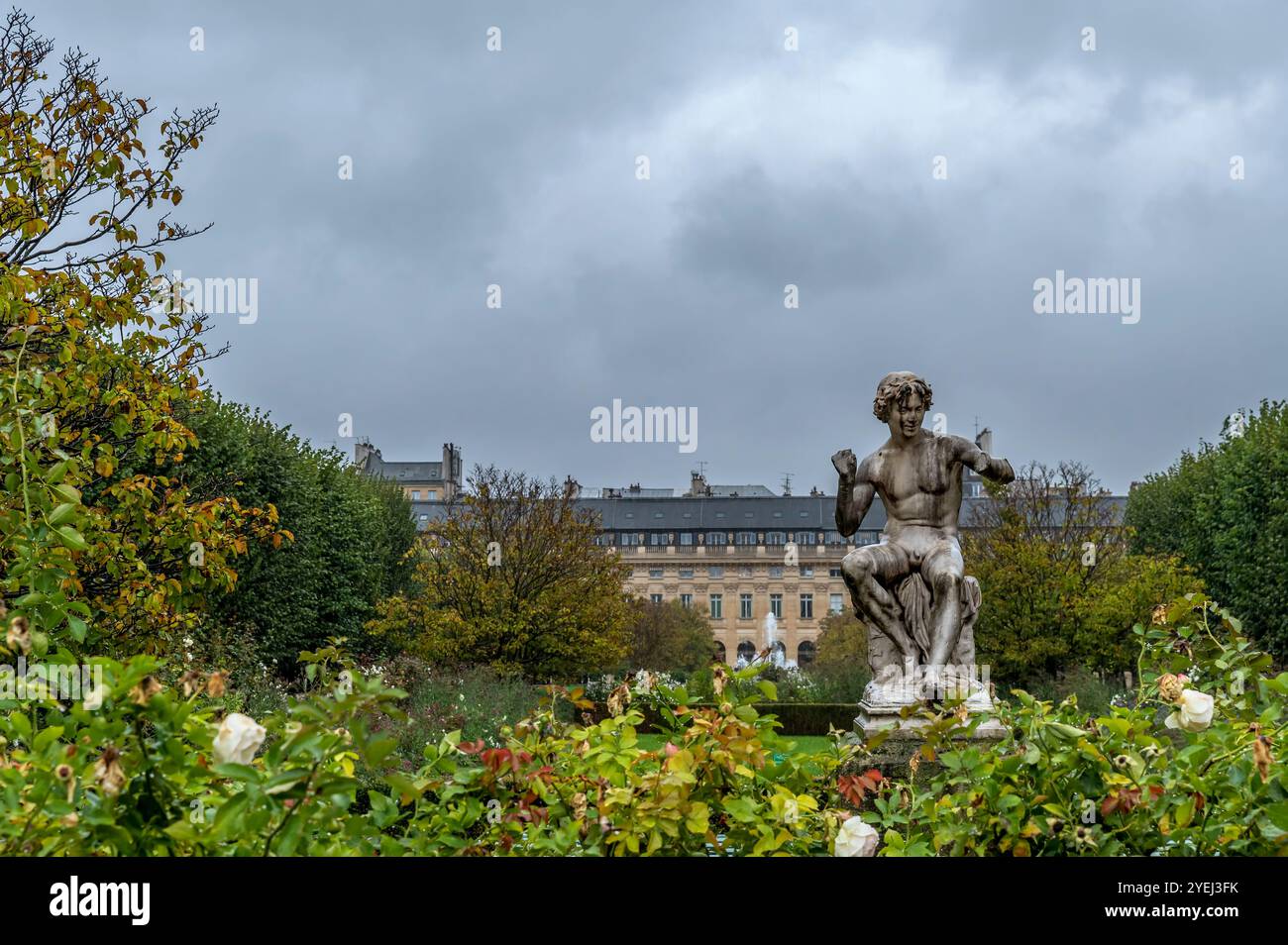 Blick auf die öffentlichen Gärten des Königspalastes, Paris, Frankreich Stockfoto