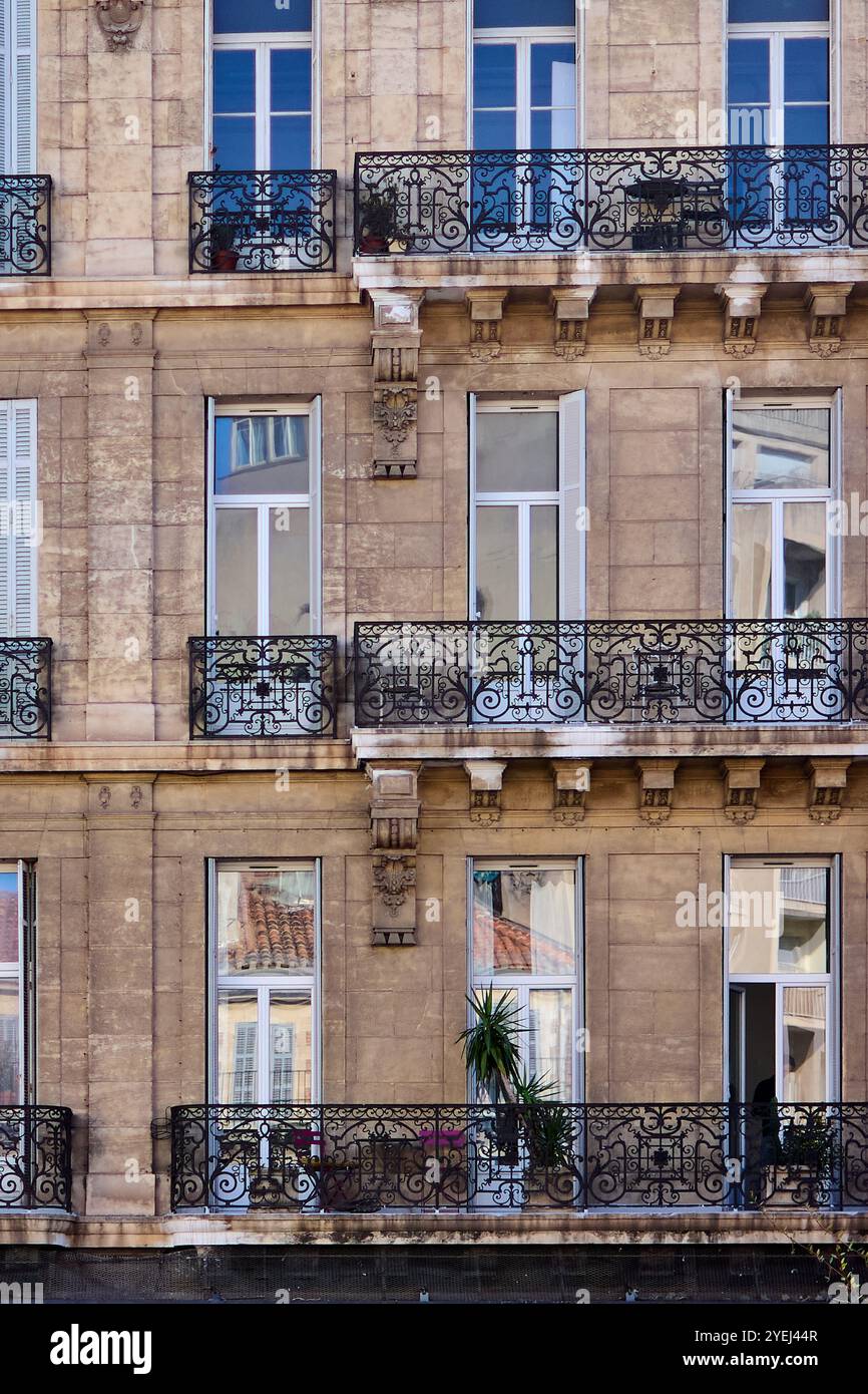 Elegante Hausfassade mit schwarzem Geländer in Marseille Stockfoto