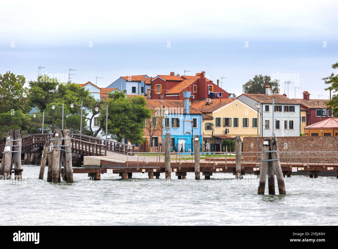 Insel Burano, Italien bunte Häuser Architektur, Blick vom Meer, Straße auf der berühmten Insel in der Nähe von Venedig. Reise- und Urlaubskonzept Stockfoto