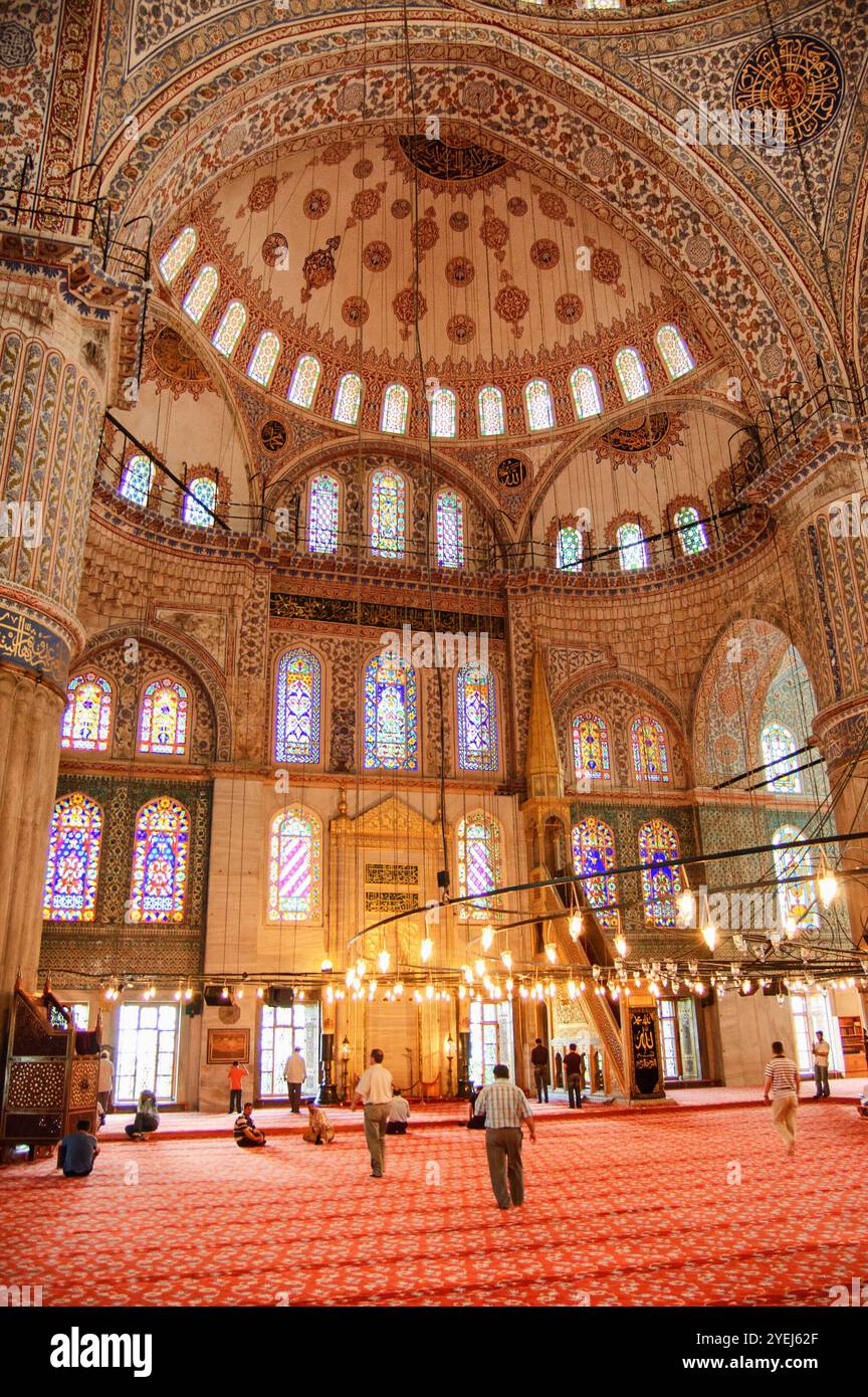 Fabelhafter Innenblick auf die Sultan-Ahmed-Moschee in Istanbul Stockfoto