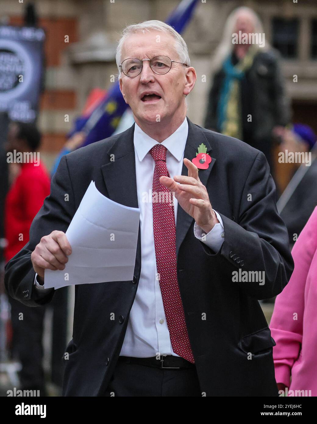 London, Großbritannien. 30. Oktober 2024. Hilary Benn, Sekretärin Nordirland, Abgeordneter Leeds South. Politiker aller Parteien, einschließlich aktueller und ehemaliger Minister, Parlamentsabgeordneter und anderer Kommentatoren, sind auf College Green in Westminster zu sehen und reagieren auf das Herbstbudget des Kanzlers in der Medienrunde. Quelle: Imageplotter/Alamy Live News Stockfoto