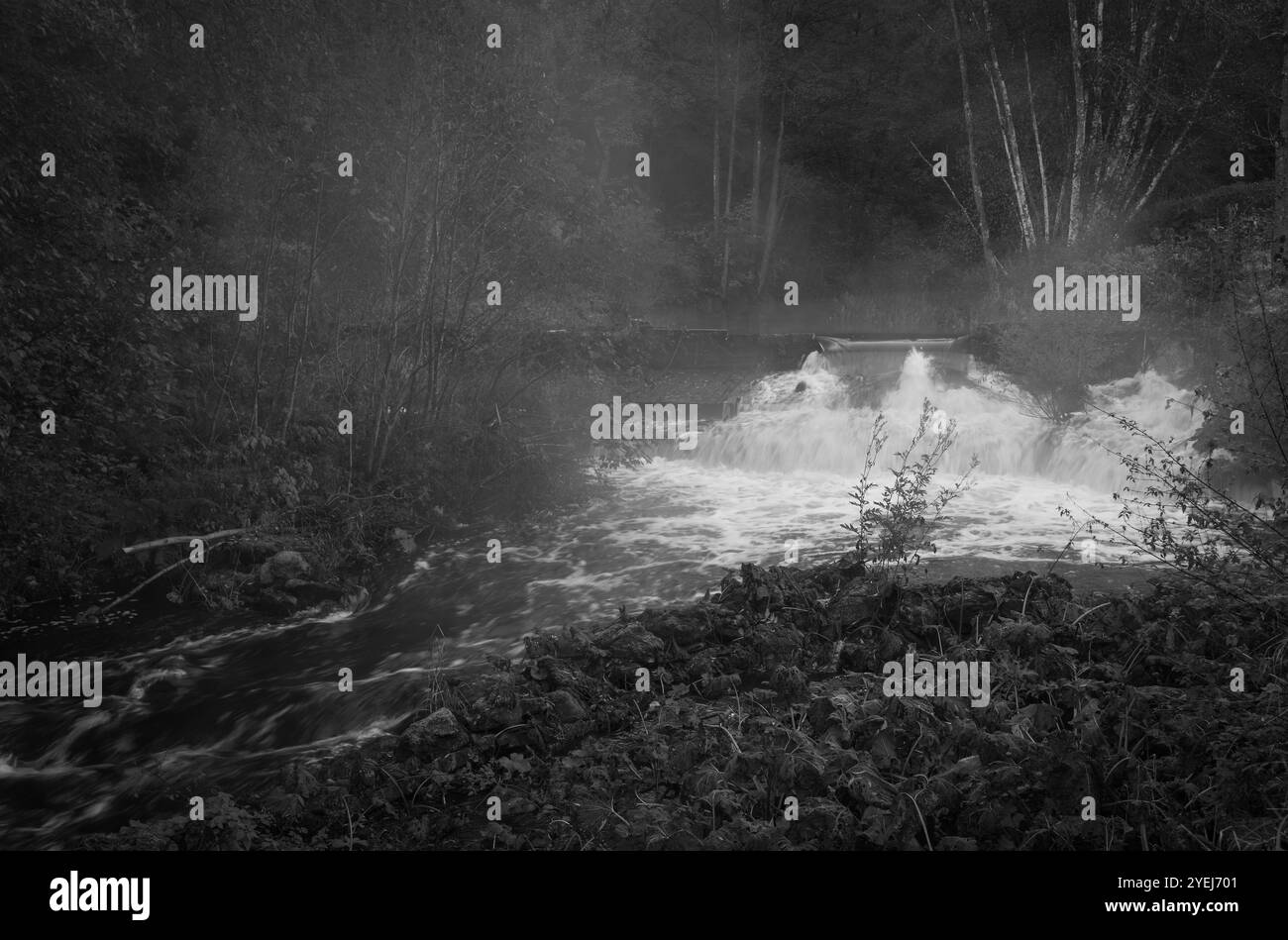 Nahaufnahme eines verschwommenen Wasserfalls. Stockfoto