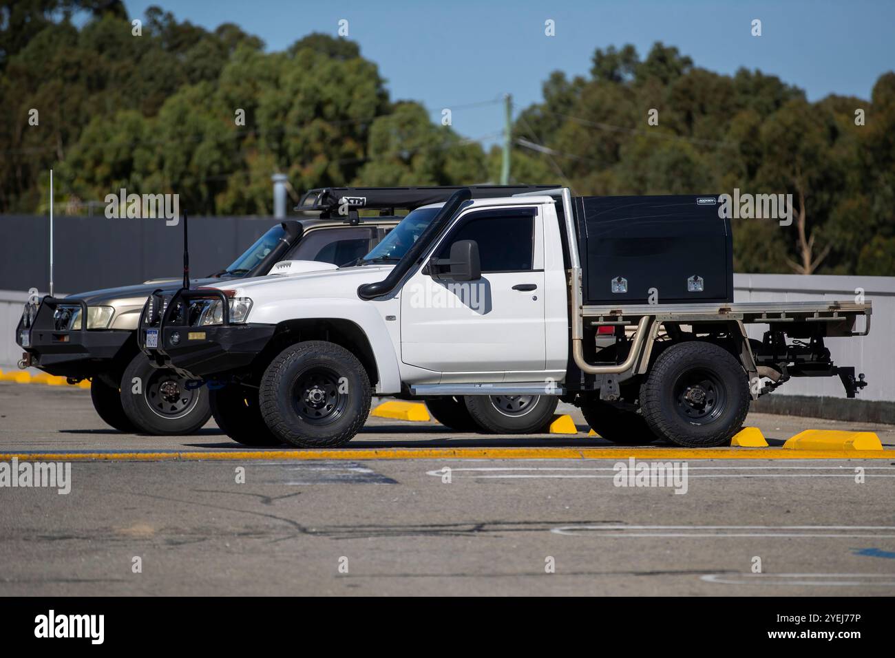 Zwei modifizierte Off-Road-Nissan Patrol Fahrzeuge parkten nebeneinander, mit Bullenbügeln, Schnorcheln, Dachträgern und einem hinteren Werkzeugkasten. Stockfoto