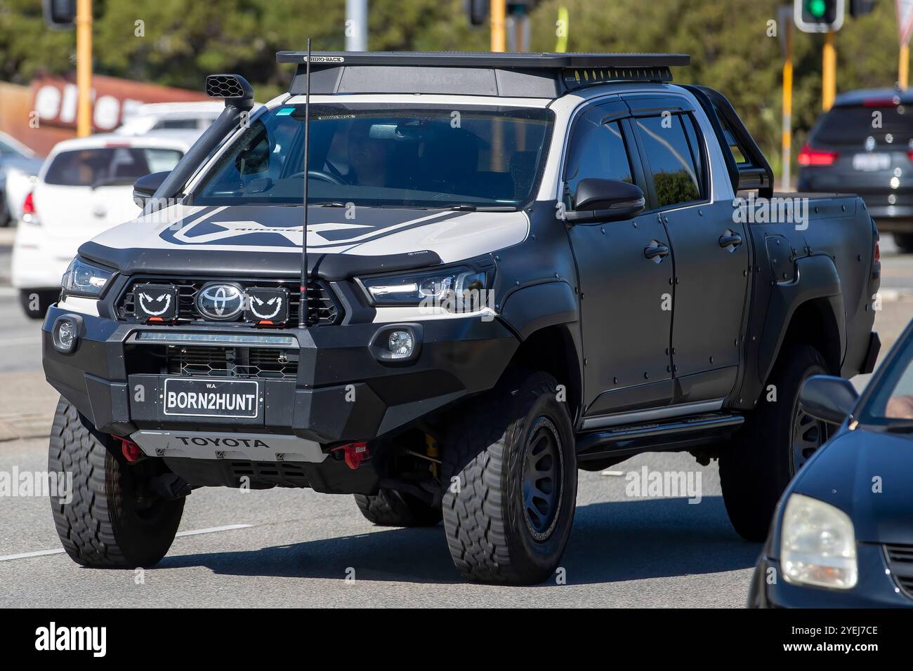Das Foto zeigt einen stark modifizierten Pick-up-Truck von Toyota Hilux mit einem auffälligen, robusten Erscheinungsbild. Stockfoto