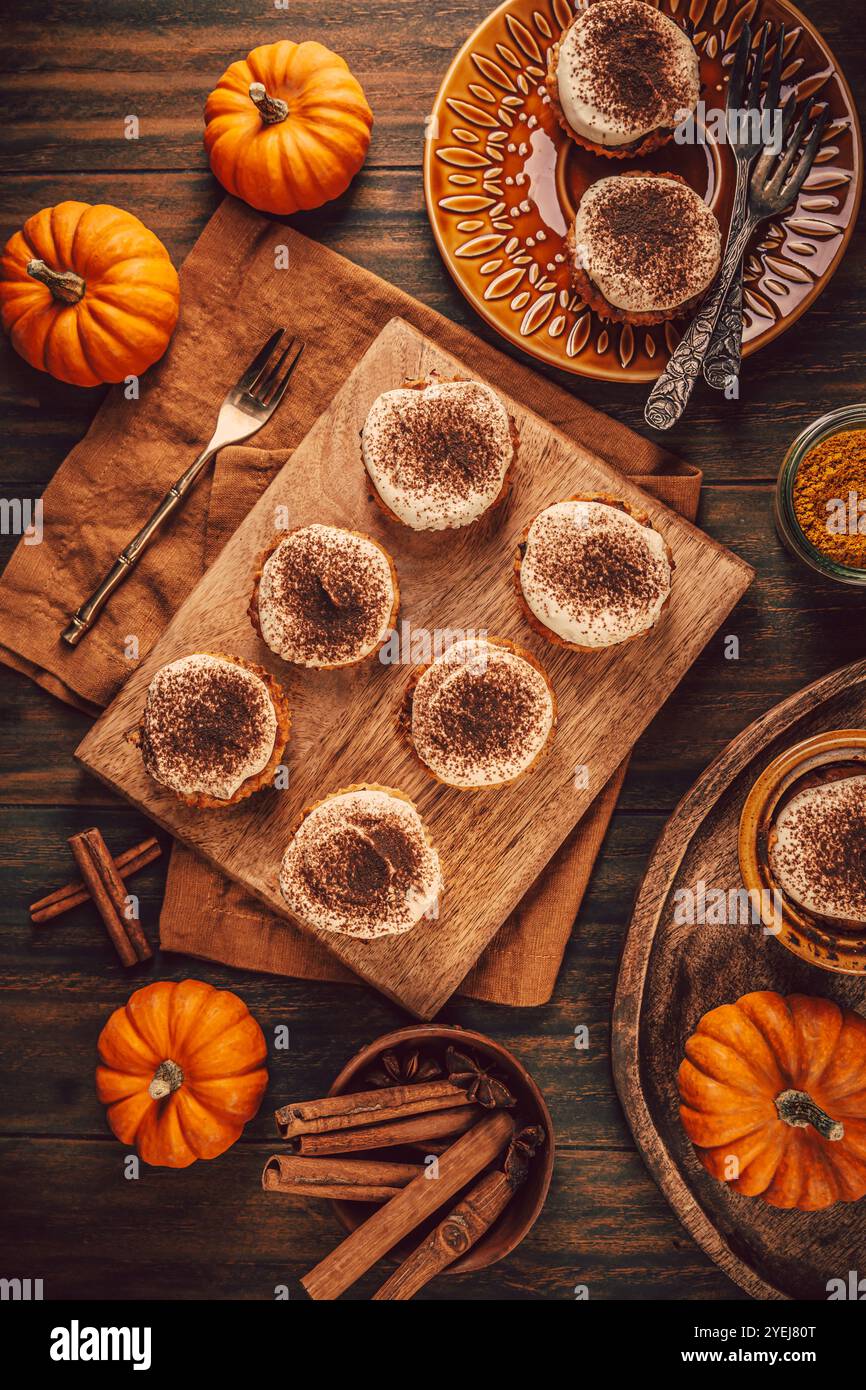 Hausgemachte Kürbismuffins mit Käsekuchen-Glasur Stockfoto