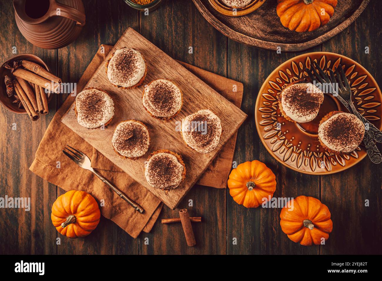 Hausgemachte Kürbismuffins mit Käsekuchen-Glasur Stockfoto