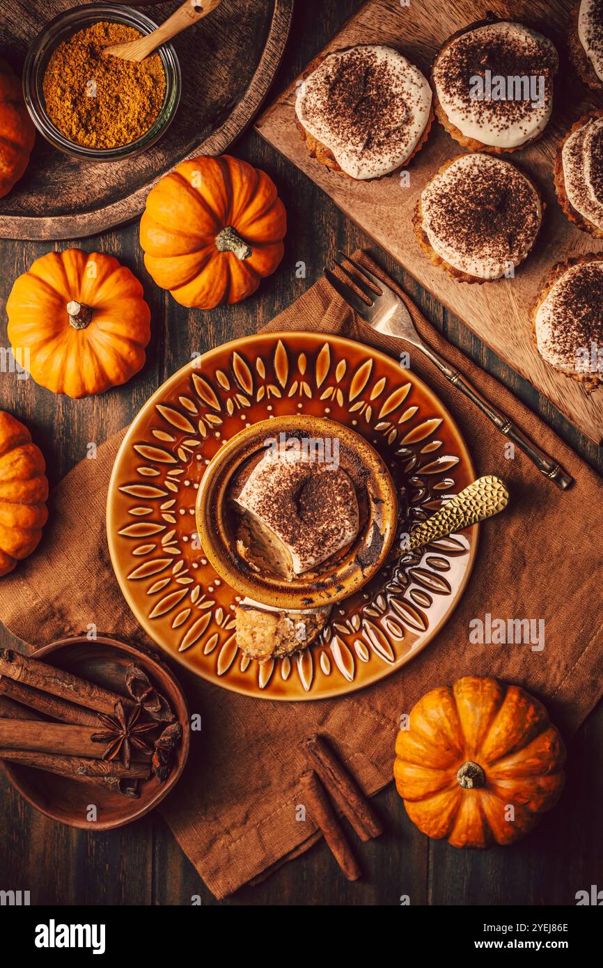 Hausgemachte Kürbismuffins mit Käsekuchen-Glasur Stockfoto