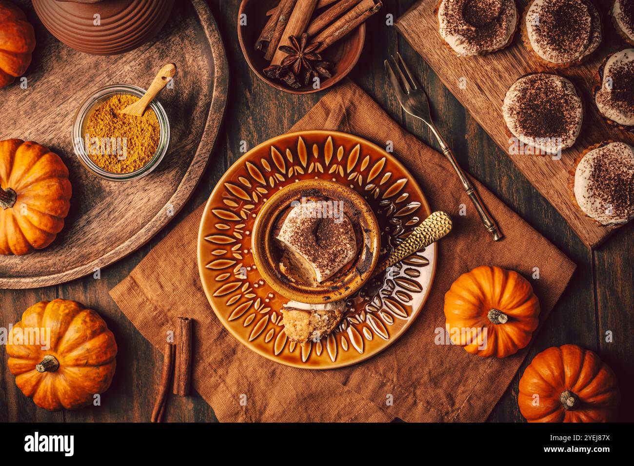 Hausgemachte Kürbismuffins mit Käsekuchen-Glasur Stockfoto