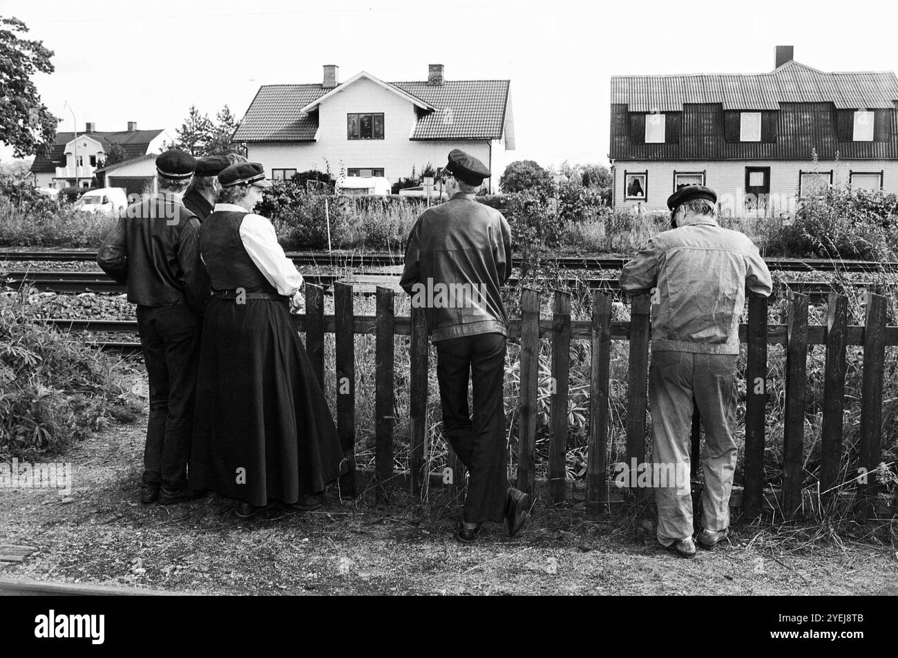 Einige warten auf Anne Wwibble, die Liberale Volkspartei, während eines Wahlkampfs 1994. Fotografiert in einem Zug auf einer alten Eisenbahn in Fågelsta, Schweden. Stockfoto