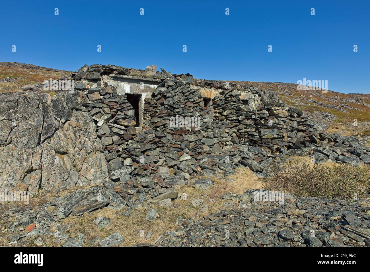 Blick auf alte deutsche Bunker aus dem 2. Weltkrieg in Veidnes bei klarem blauem Himmel im Sommer, Kongsfjord, Norwegen. Stockfoto