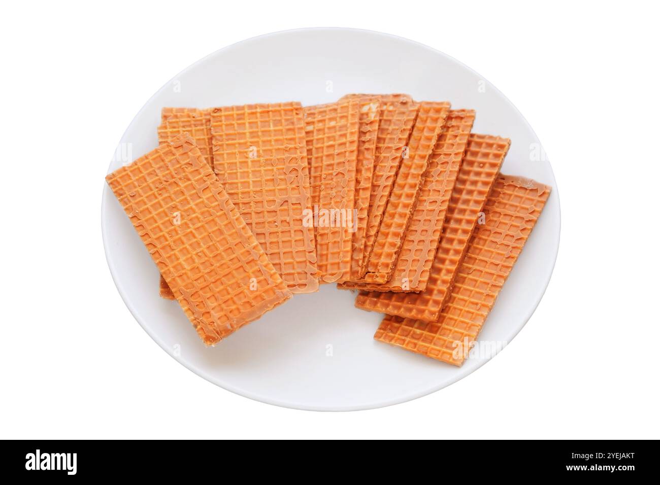 Waffeln mit Schokoladenüberzug. Waffeln auf Keramikplatte. Belgisches Dessert. Isolieren auf weißem Hintergrund. Stockfoto