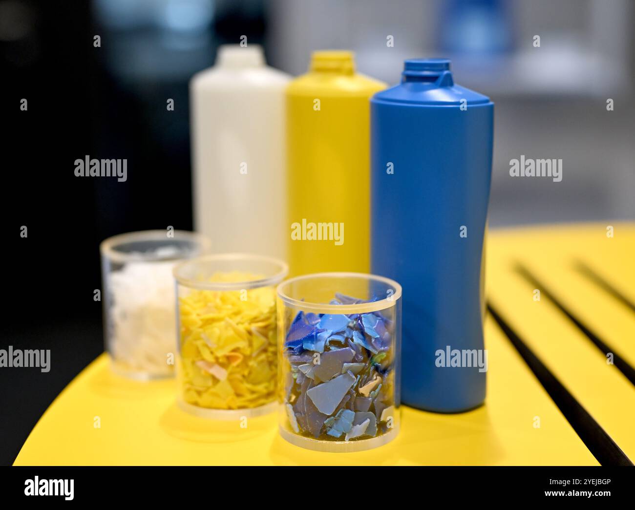 THEMENBILD - Projekt „Zukunft erfassen“: Medienbesuch beim Weltmarktführer unter den Herstellern von Kunststoffverpackungen, dem Kunststoffhersteller Alpla in Vorarlberg. Täglich werden 30 Millionen Flaschen recycelt, und die Recyclingkapazität soll bis 2030 auf 700.000 Tonnen Material erweitert werden. Foto am 5. August 2024 in Hard, Österreich. Korngrößen und Flaschen aus Polyethylen hoher Dichte (HDPE). - 20240805 PD28392 Stockfoto