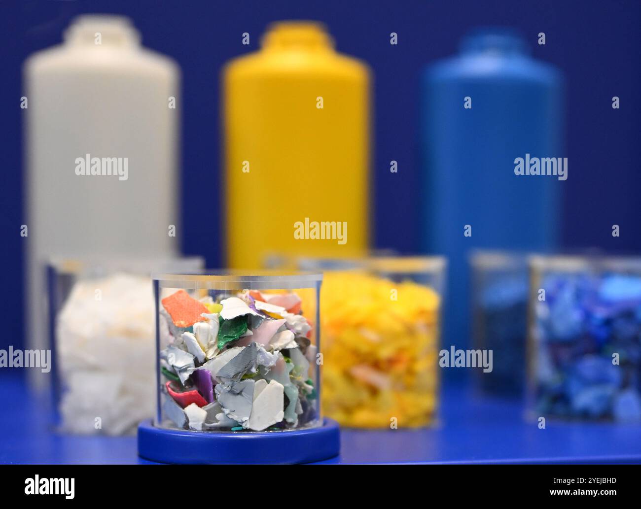 THEMENBILD - Projekt „Zukunft erfassen“: Medienbesuch beim Weltmarktführer unter den Herstellern von Kunststoffverpackungen, dem Kunststoffhersteller Alpla in Vorarlberg. Täglich werden 30 Millionen Flaschen recycelt, und die Recyclingkapazität soll bis 2030 auf 700.000 Tonnen Material erweitert werden. Foto am 5. August 2024 in Hard, Österreich. Korngrößen und Flaschen aus Polyethylen hoher Dichte (HDPE). - 20240805 PD28391 Credit: APA-PictureDesk/Alamy Live News Stockfoto