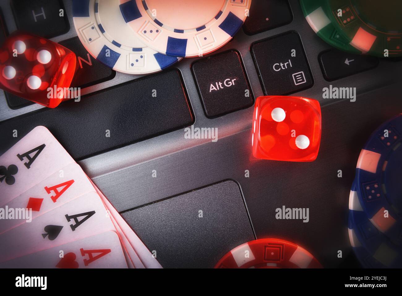 Virtuelles Spielekonzept für das Casino-Spielnetzwerk mit Spieltools auf der Laptop-Tastatur. Draufsicht. Stockfoto