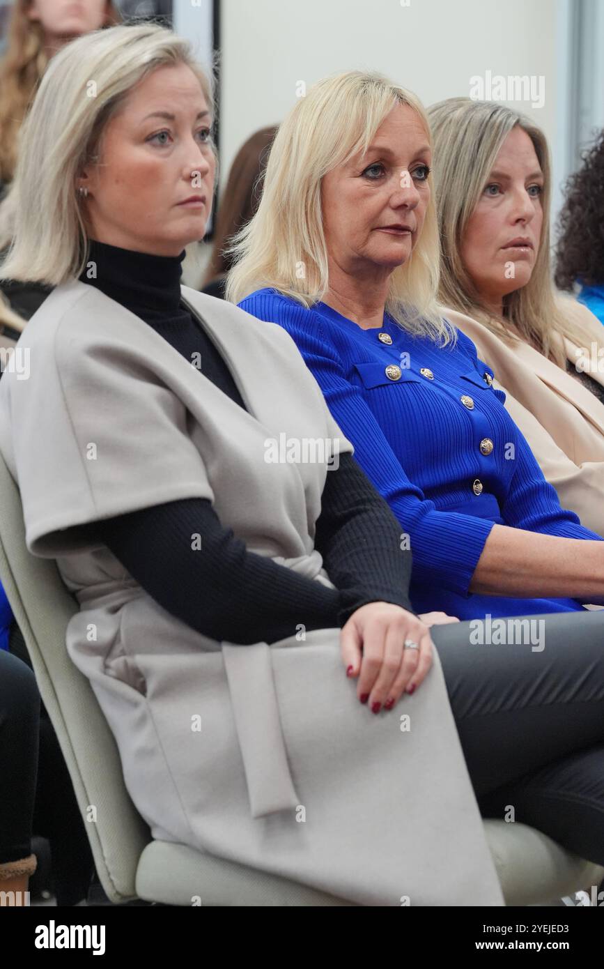 Mutmaßliche Opfer des ehemaligen Besitzers des Harrods und des Fulham Football Clubs Mohamed Al Fayed, nur Vornamen (links nach rechts) Gemma, Lindsay und Jen, nehmen an einer Pressekonferenz im Zentrum von London Teil, die im Zusammenhang mit der Untersuchung des Versäumnisses von Harrods, ein sicheres Arbeitssystem für seine Mitarbeiter bereitzustellen. Bilddatum: Donnerstag, 31. Oktober 2024. Stockfoto