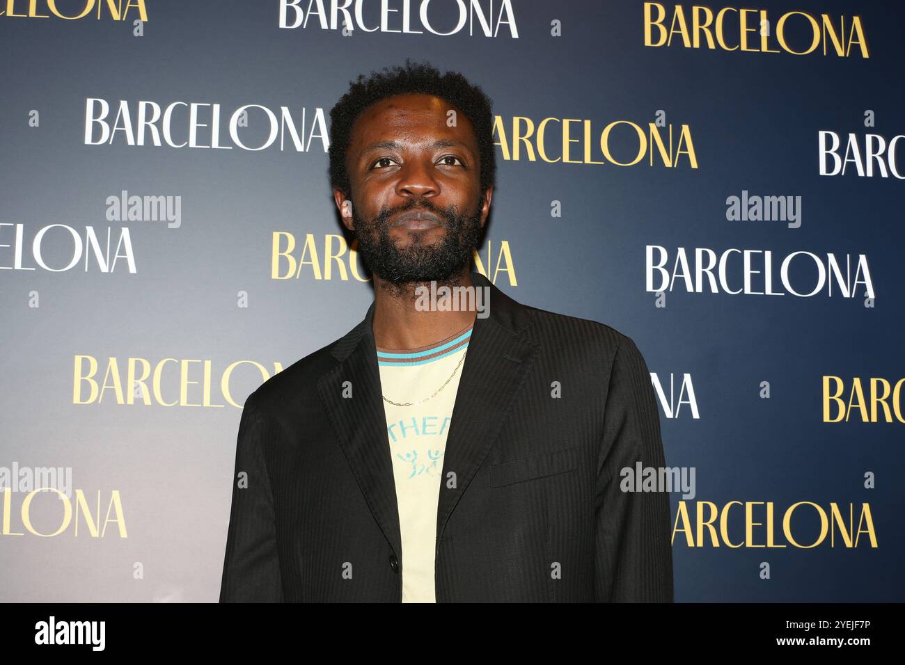 Omari Douglas nimmt an der Galaabende der Eröffnung von „Barcelona“ im Duke of York’s Theatre in London mit Lily Collins und Alvaro Morte Teil. Stockfoto