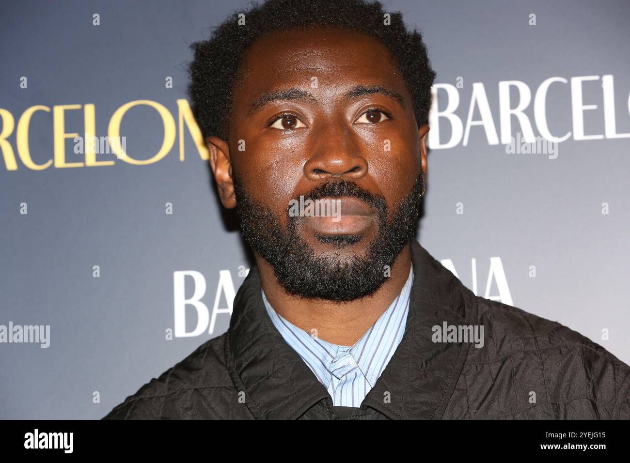 Aaron Shosanya nimmt an der Galaabende der Eröffnung von „Barcelona“ im Duke of York’s Theatre in London mit Lily Collins und Alvaro Morte Teil. Stockfoto