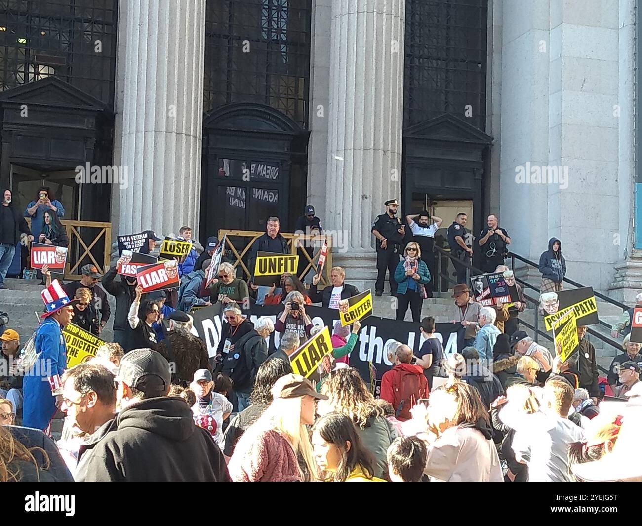 27. Oktober 2024, New York, New York, Vereinigte Staaten: (ANMERKUNG DER REDAKTION: Bild von einem Smartphone aufgenommen) Hunderte Demonstrationen, um gegen Präsident Donald Trump zu protestieren, der auf einer Kundgebung in seinem Wahlkampf zur Wiederwahl spricht. (Kreditbild: © Mark Apollo/Pacific Press via ZUMA Press Wire) NUR REDAKTIONELLE VERWENDUNG! Nicht für kommerzielle ZWECKE! Stockfoto