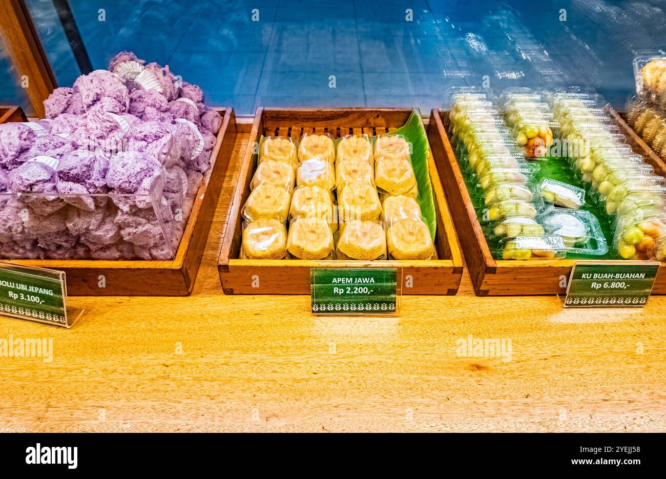 Verschiedene traditionelle indonesische Snacks ('jajan Pasar' in Indonesisch) Stockfoto