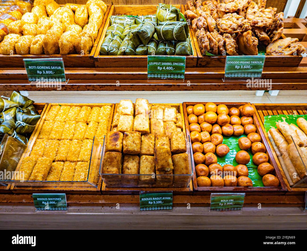 Verschiedene traditionelle indonesische Snacks ('jajan Pasar' in Indonesisch) Stockfoto