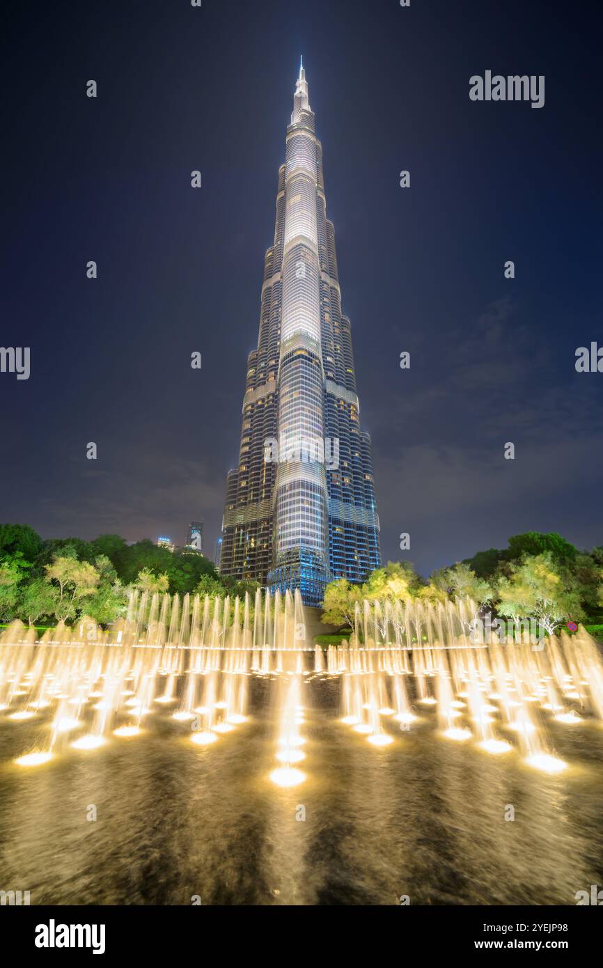 Herrlicher Nachtanblick auf den Brunnen und den Burj Khalifa Tower Stockfoto