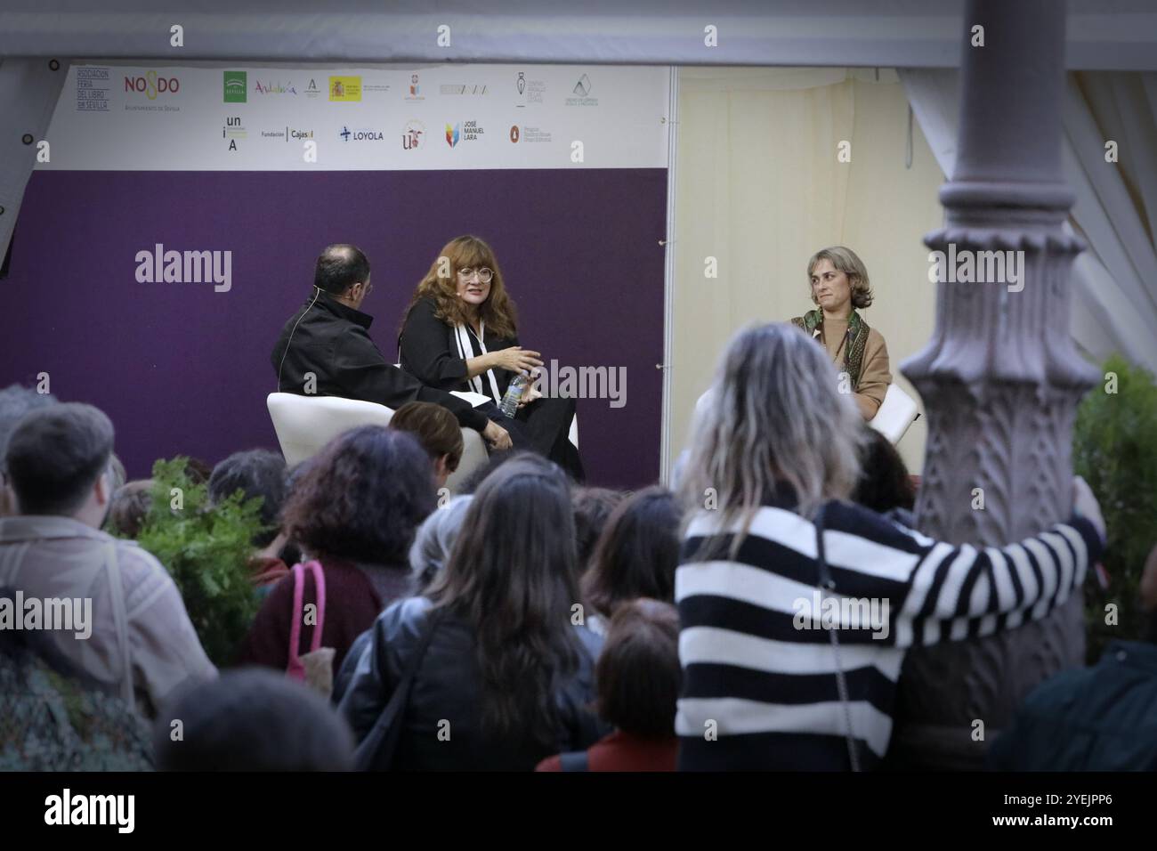 Sevilla, 11.01.2023. Sevilla Buchmesse. Sprechen Sie zwischen Sara Mesa und Isabel Coixet zum Thema „vom Roman zum Bildschirm, Adaptionen und Umschreibungen“. Foto: Raúl Doblado. ARCHSEV. Quelle: Album / Archivo ABC / Raúl Doblado,Raúl Doblado Stockfoto