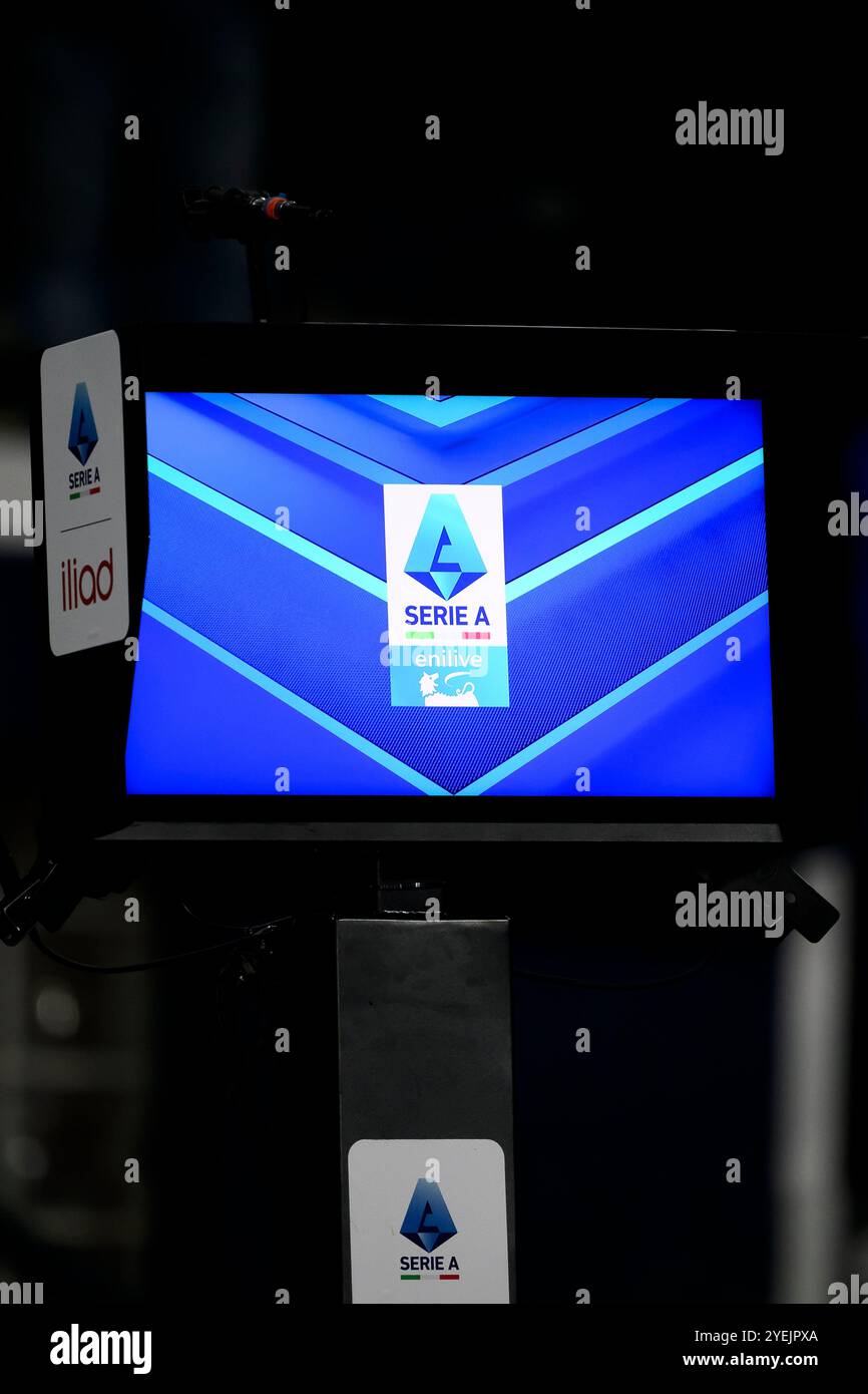 Der Video Assistant Schiedsrichter (VAR) wurde während des Fußballspiels der Serie A zwischen Empoli FC und FC Internazionale im Carlo Castellani Stadion in Empoli (Italien) am 30. Oktober 2024 gesehen. Stockfoto