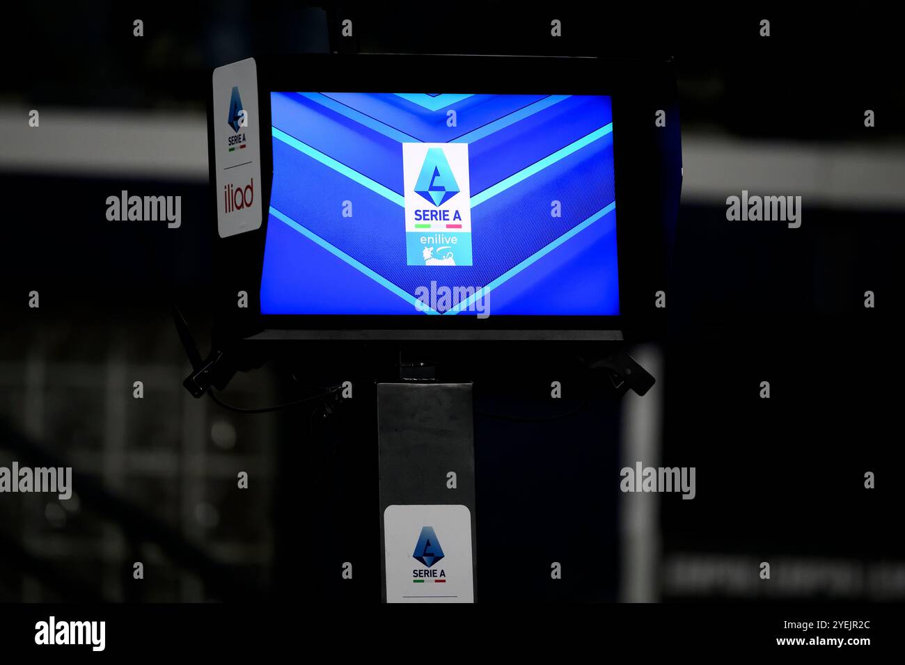 Der Video Assistant Schiedsrichter (VAR) wurde während des Fußballspiels der Serie A zwischen Empoli FC und FC Internazionale im Carlo Castellani Stadion in Empoli (Italien) am 30. Oktober 2024 gesehen. Stockfoto
