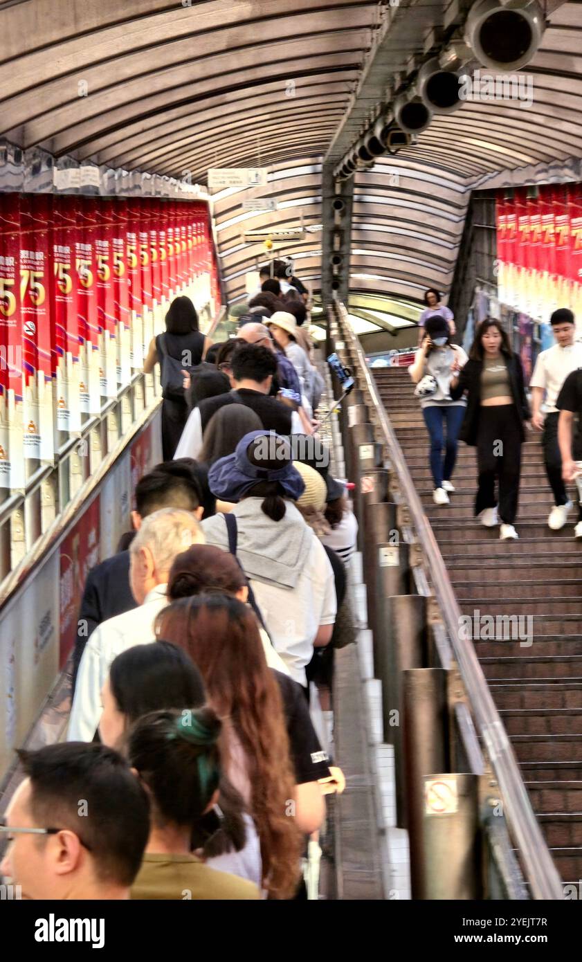 Die Central - Mid-Levels Escalator und Gehweg System in Hongkong ist die längste überdachte Rolltreppe der Welt. - Smartphone-aufgenommenes Stockfoto