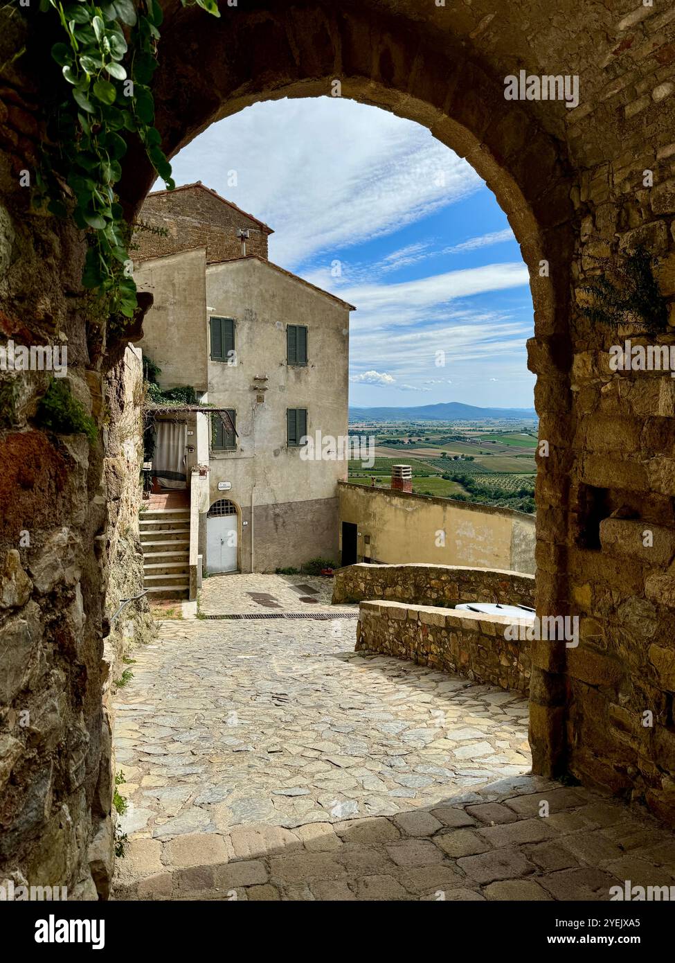 Montemassi Dorf , Roccastrada , Ein reines Juwel und typisch charmantes Dorf der Toskana, Provincial di Grosseto, Italien - Smartphone-aufgenommenes Stockfoto