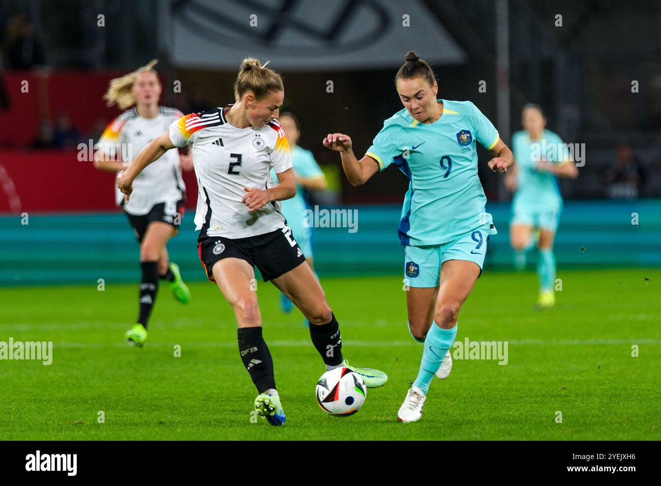 Sarai Linder (Deutschland, #02) im Zweikampf mit Caitlin Foord (Australien, #09), Deutschland vs. Australien, DFB Fussball Frauen Nationalmannschaft, Laenderspiel, 28.10.2024. DFB-VORSCHRIFTEN VERBIETEN JEDE VERWENDUNG VON FOTOGRAFIEN ALS BILDSEQUENZEN UND/ODER QUASI-VIDEO Foto: Eibner-Pressefoto/Florian Wiegand Stockfoto