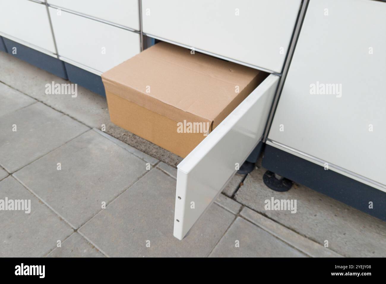 Paket in automatischem Schließfach zur Abholung geöffnet Stockfoto