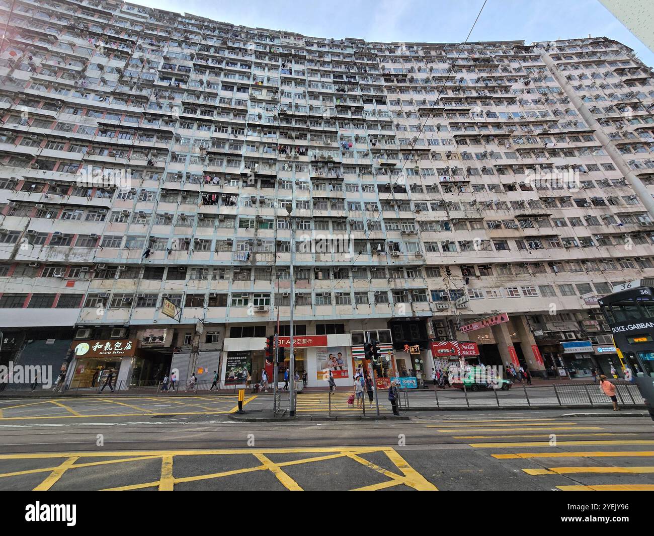 Das Monstergebäude (Yick Fat Building) an der King's Road in Quarry Bay, Hongkong. Stockfoto