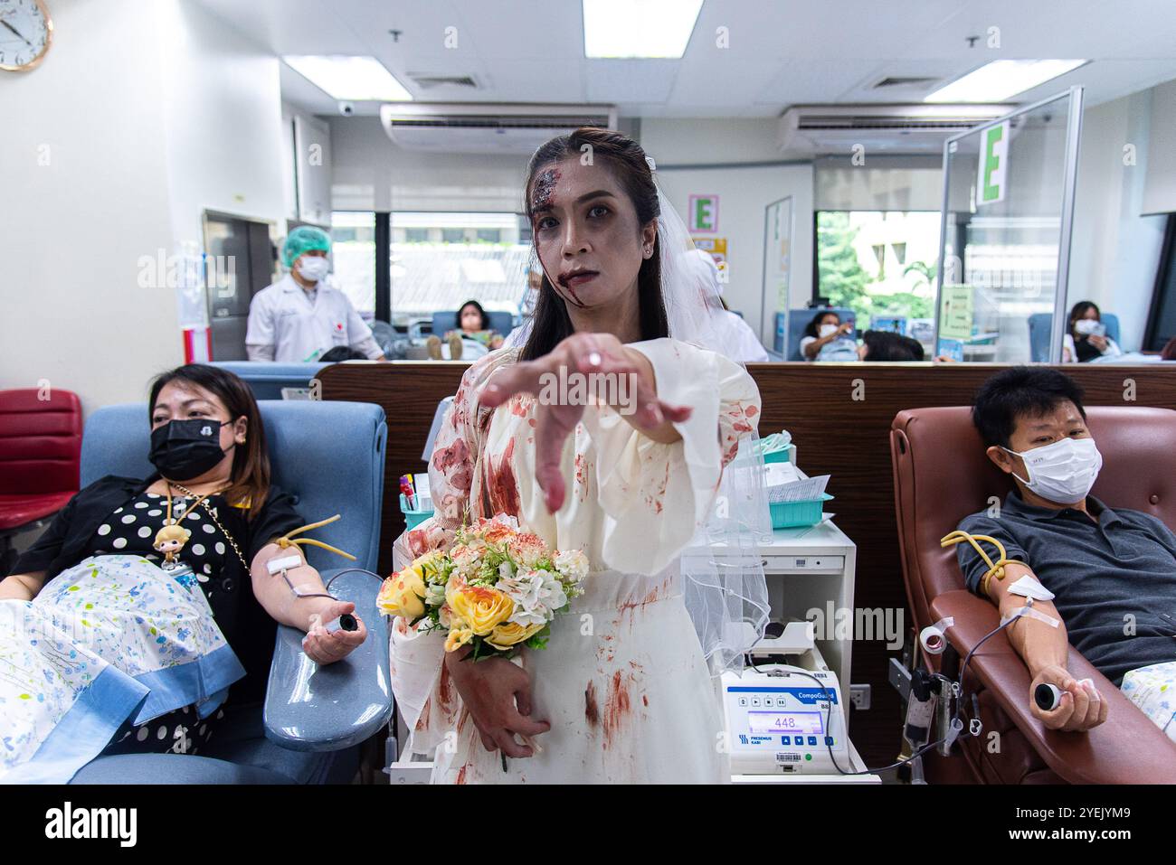 Bangkok, Thailand. 31. Oktober 2024. Ein Angestellter in einem Geisterkostüm posiert für ein Foto während einer Halloween-Blutspendefahrt im National Blood Center, Thai Red Cross Society in Bangkok. Die Mitarbeiter des National Blood Center, die in den Geisterkostümen gekleidet waren, um das Halloween-Festival zu feiern, wollten Spender ermutigen, ihr Blut im Rahmen einer blutigen Halloween-Kampagne der Thai Roten Kreuz Society zu spenden. (Foto: Peerapon Boonyakiat/SOPA Images/SIPA USA) Credit: SIPA USA/Alamy Live News Stockfoto