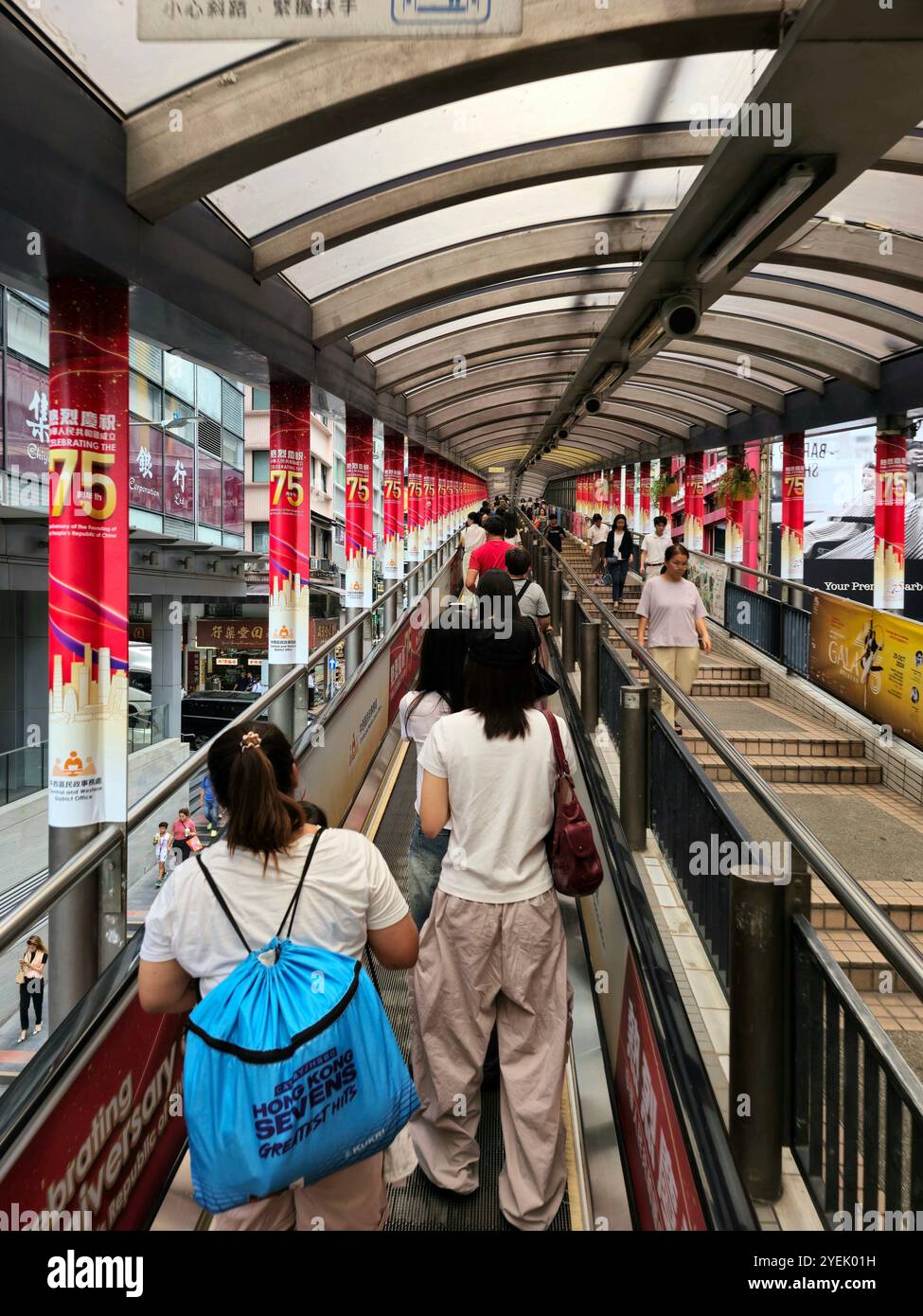 Die Central - Mid-Levels Escalator und Gehweg System in Hongkong ist die längste überdachte Rolltreppe der Welt. - Smartphone-aufgenommenes Stockfoto