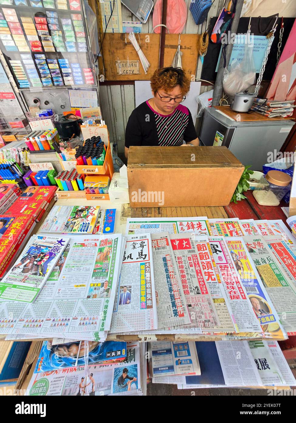 Ein Zeitungs- und Zeitschriftenstand in Mong kok, Hongkong. - Smartphone-aufgenommenes Stockfoto