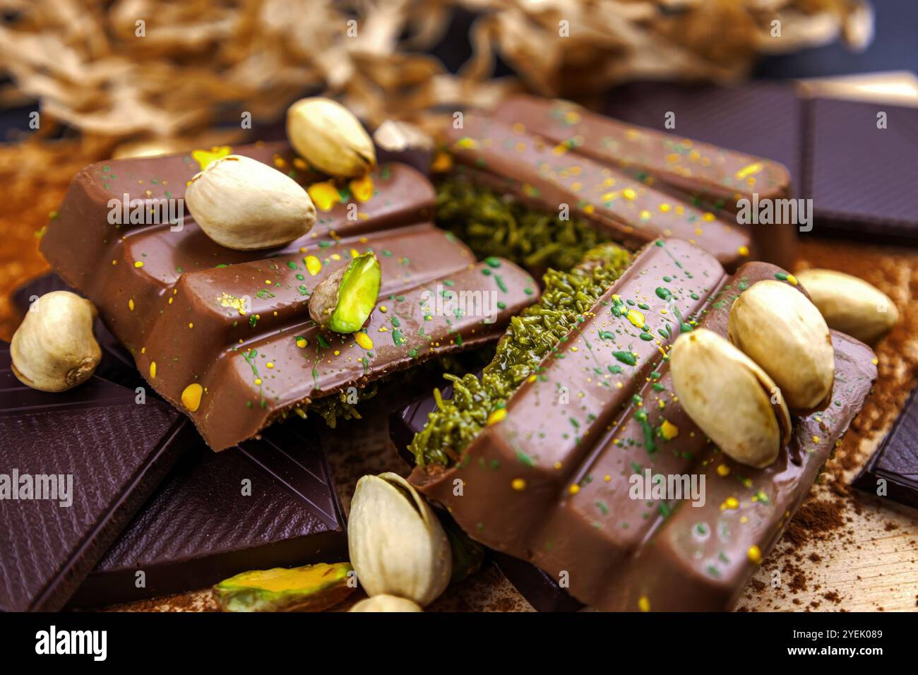 Dubai Chocolate Bar mit grünem Kadayif und Pistazien-Aufstrich mit Pistazien-Nüssen aus nächster Nähe Stockfoto