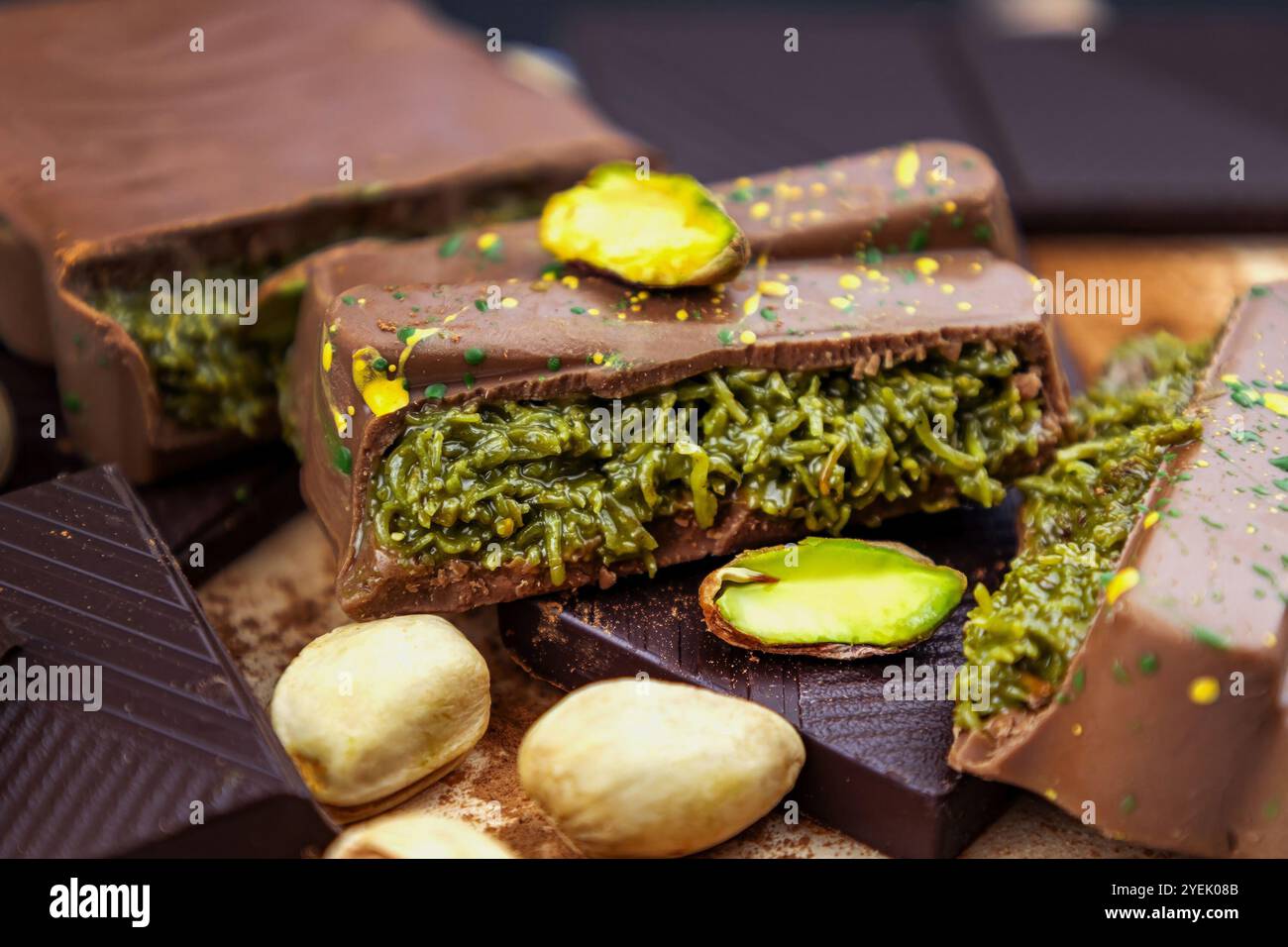 Dubai Chocolate Bar mit grünem Kadayif und Pistazien-Aufstrich mit Pistazien-Nüssen aus nächster Nähe Stockfoto