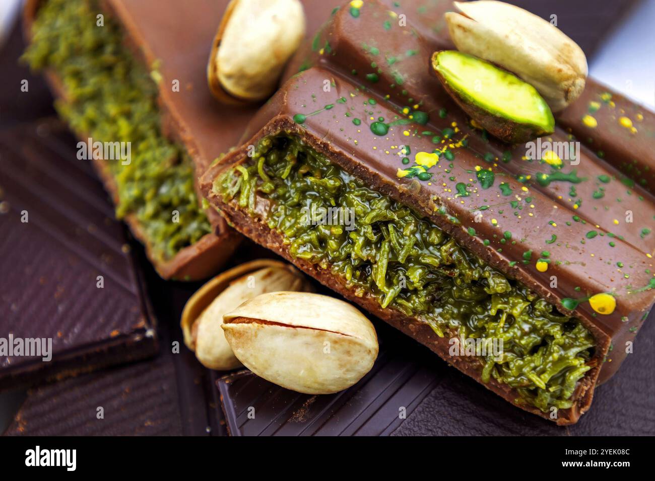 Dubai Chocolate Bar mit grünem Kadayif und Pistazien-Aufstrich mit Pistazien-Nüssen aus nächster Nähe Stockfoto