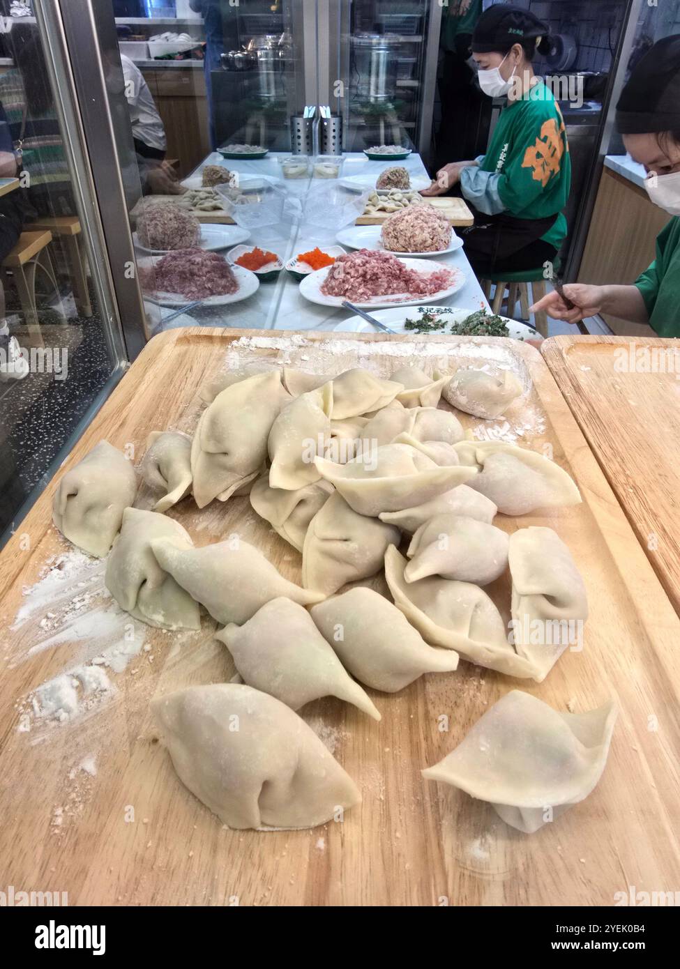 Handgemachte Wontons und Knödel im Shop & Restaurant in der Dundas Street in Mong Kok, Kowloon, Hongkong. - Smartphone-aufgenommenes Stockfoto