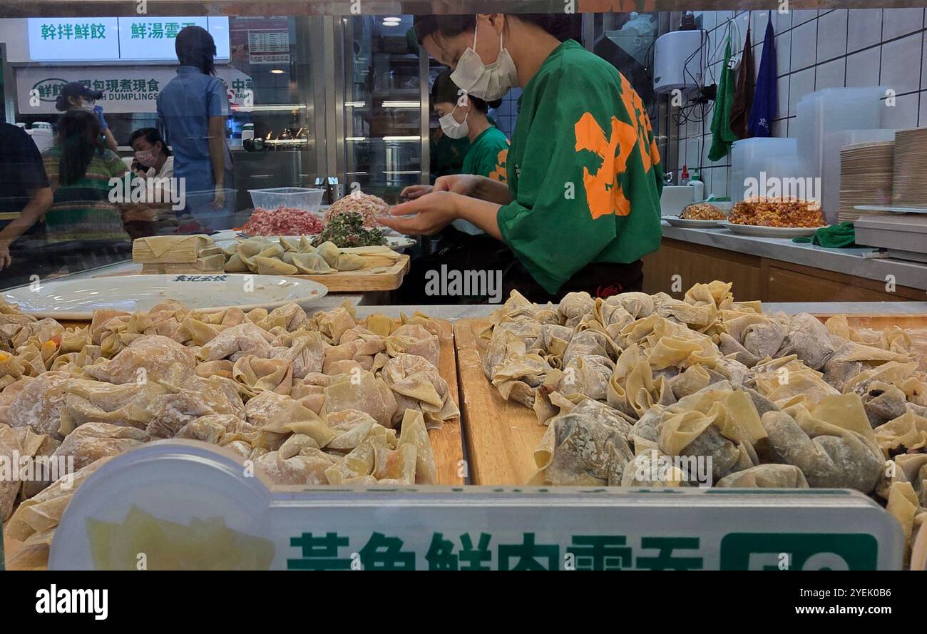Handgemachte Wontons und Knödel im Shop & Restaurant in der Dundas Street in Mong Kok, Kowloon, Hongkong. - Smartphone-aufgenommenes Stockfoto
