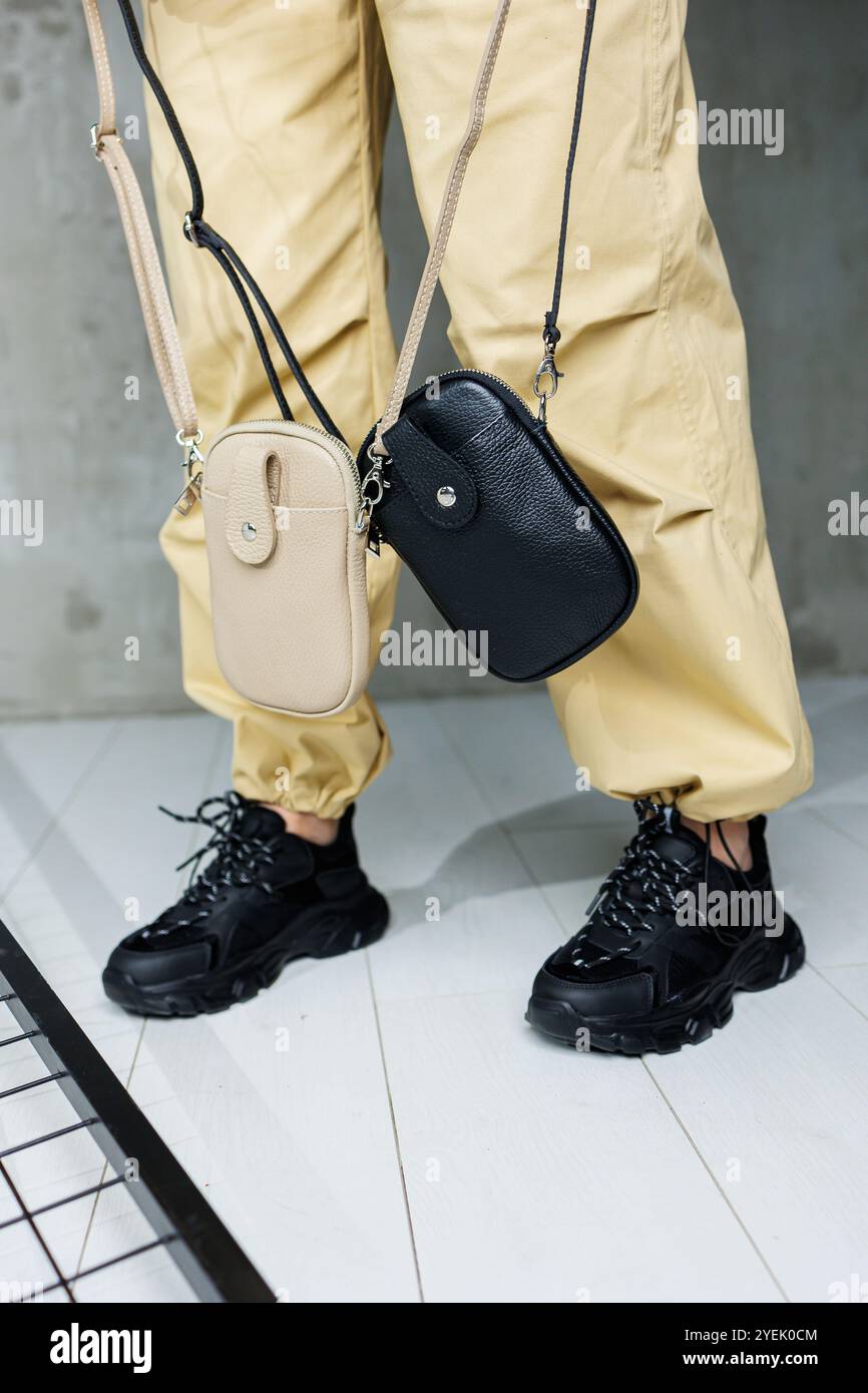 Handgefertigte schwarze Ledertasche auf einer Schulter. Damen Abendtasche Stockfoto