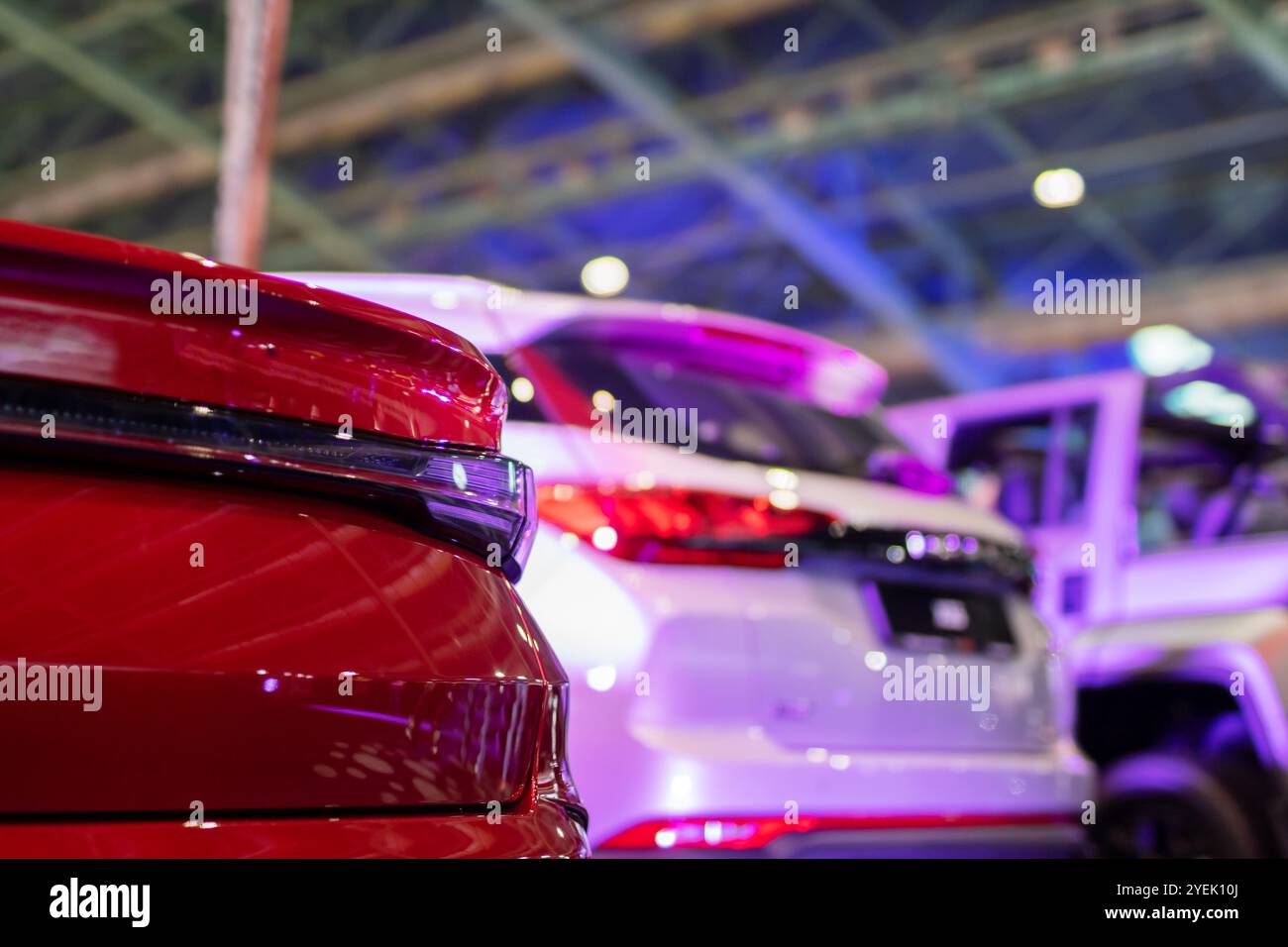 Die Veranstaltung zeigt moderne Autos und hebt innovative Designs und einzigartige Merkmale auf einer Autoausstellung hervor Stockfoto