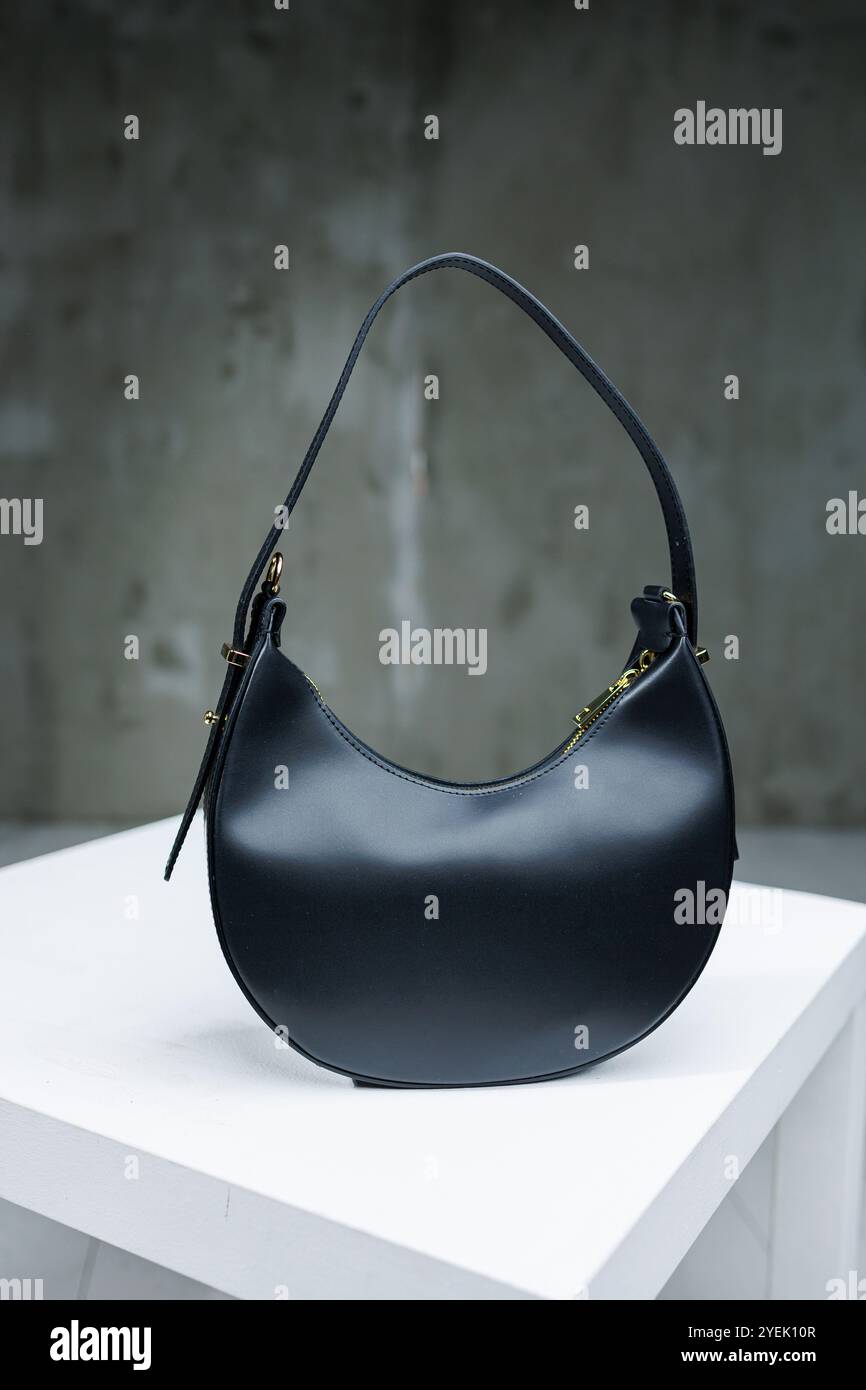 Handgefertigte schwarze Ledertasche auf einer Schulter. Damen Abendtasche Stockfoto