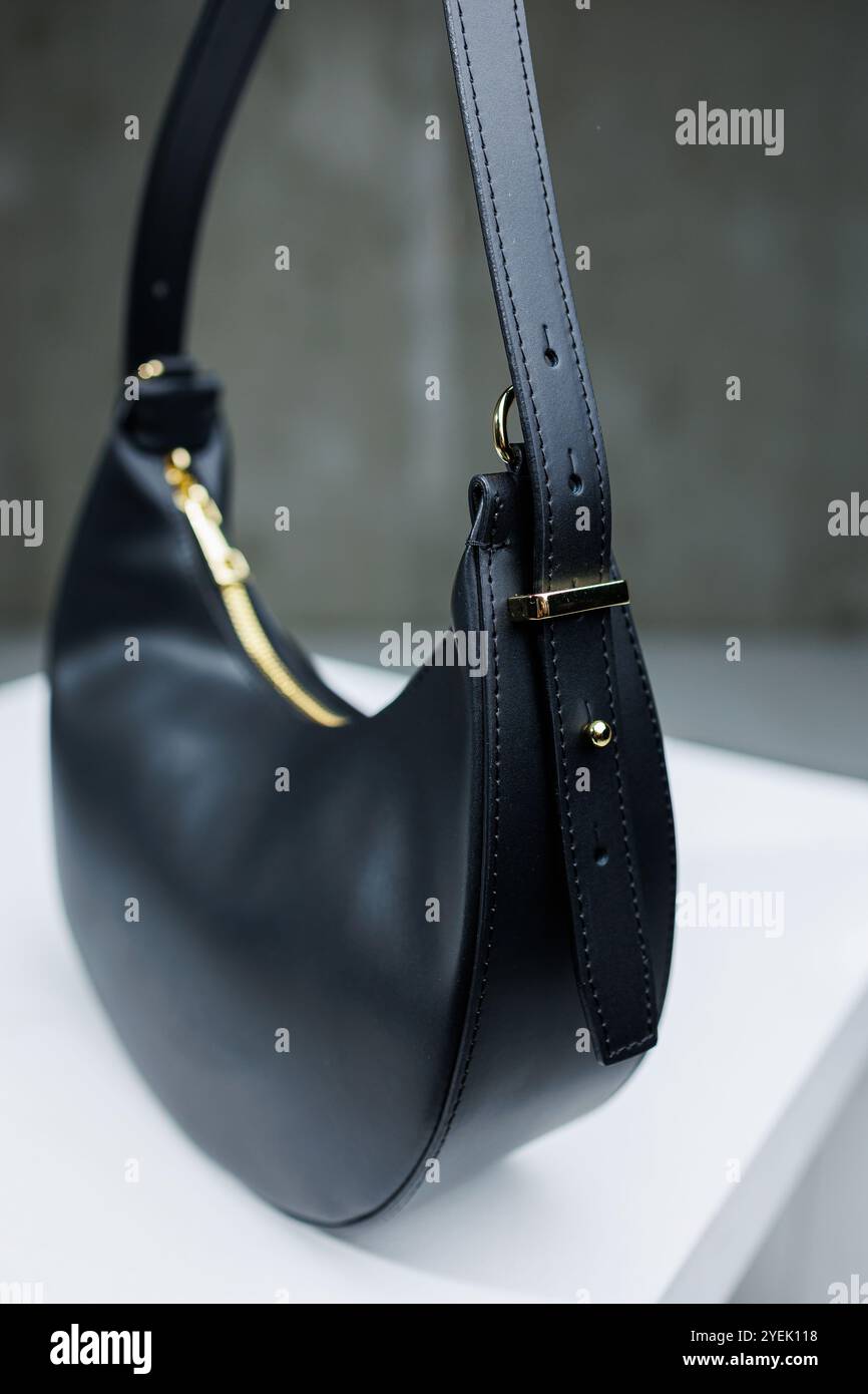 Handgefertigte schwarze Ledertasche auf einer Schulter. Damen Abendtasche Stockfoto