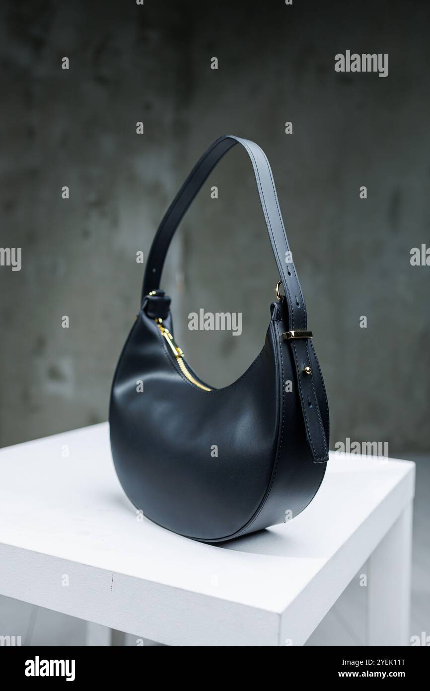 Handgefertigte schwarze Ledertasche auf einer Schulter. Damen Abendtasche Stockfoto