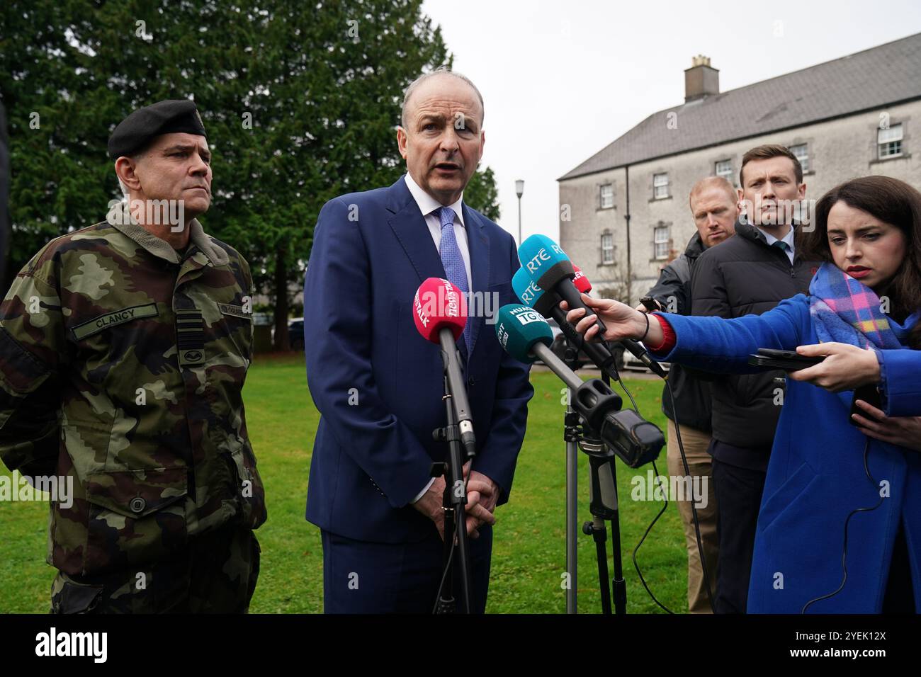 Tanaiste und Verteidigungsminister Micheal Martin und der Stabschef Leutnant Sean Clancy sprachen mit den Medien, bevor sie die Männer und Frauen des 125. Infanterie-Bataillons in Custume Barracks, Athlone, Co Westmeath, vor ihrem sechsmonatigen Einsatz im Südlibanon als Teil der Interimstruppe der Vereinten Nationen im Libanon (UNIFIL) begutachten. Bilddatum: Donnerstag, 31. Oktober 2024. Stockfoto