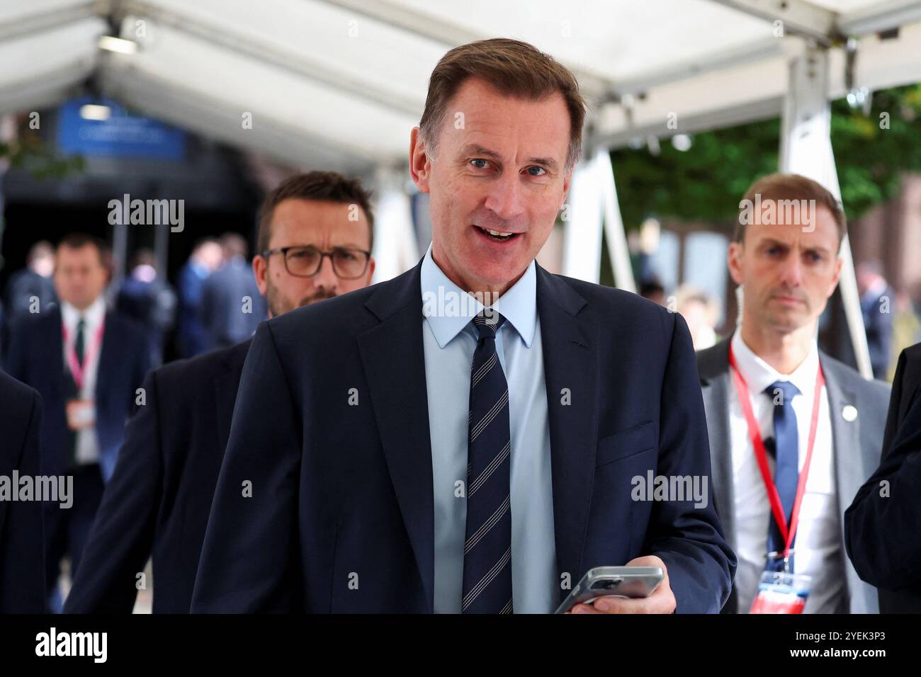 Der britische Finanzminister Jeremy Hunt sieht an, wie die jährliche Konferenz der britischen Konservativen Partei am 3. Oktober 2023 in Manchester stattfindet Stockfoto